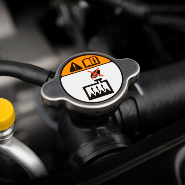 Czy można dolewać wody do płynu chłodniczego? Porady dla kierowców.