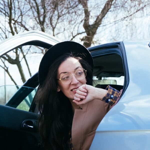 Dlaczego kopie mnie prąd jak dotykam metali po wyjściu z samochodu? Przyczyny zjawiska.