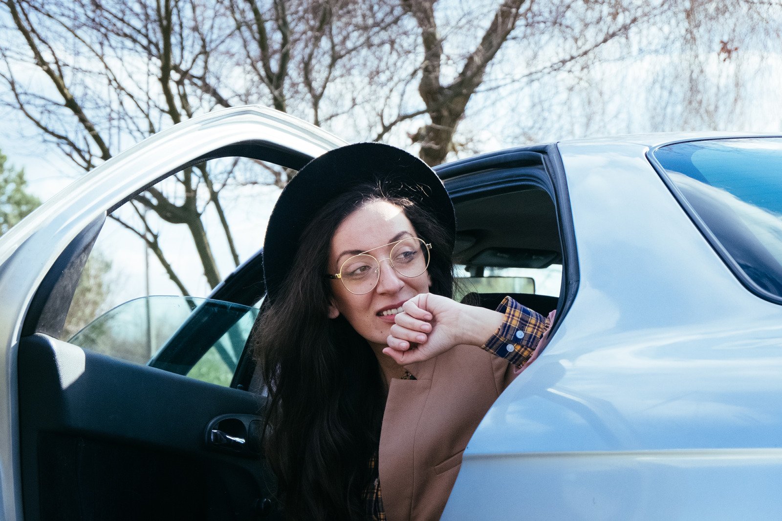 Dlaczego kopie mnie prąd jak dotykam metali po wyjściu z samochodu? Przyczyny zjawiska.