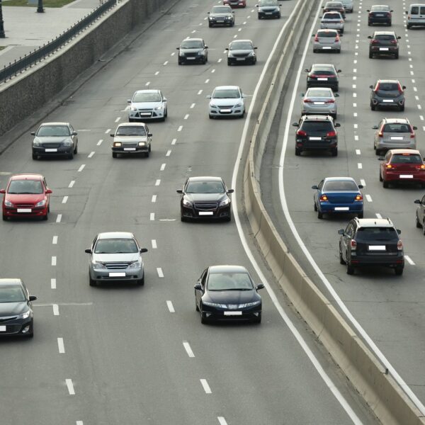 Jak jeździć na suwak? Technika jazdy w korkach.