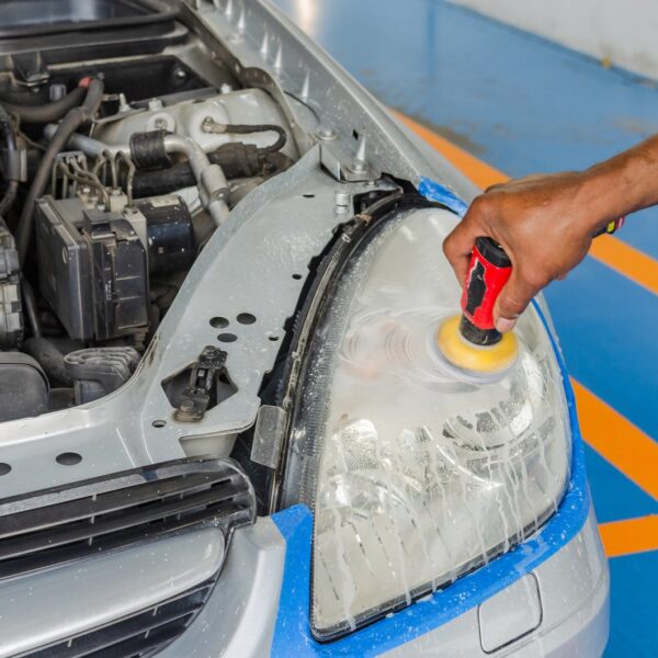 Jak wypolerować lampy: Przywrócenie blasku reflektorom.