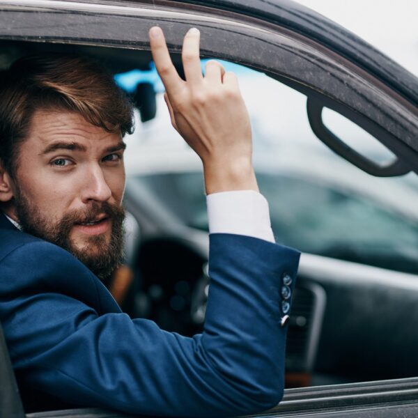 Jak zachowywać się podczas burzy na drodze? Bezpieczeństwo przede wszystkim.