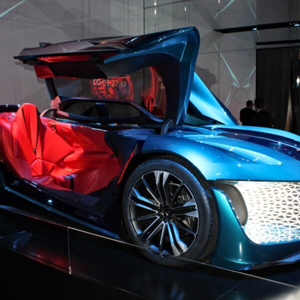 DS Automobiles DS X E-Tense – opinie, cena, dane techniczne, wymiary, spalanie, osiągi