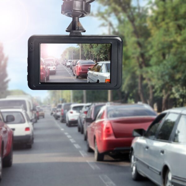 Jak zamontować kamerę samochodową? Krok po kroku dla początkujących.