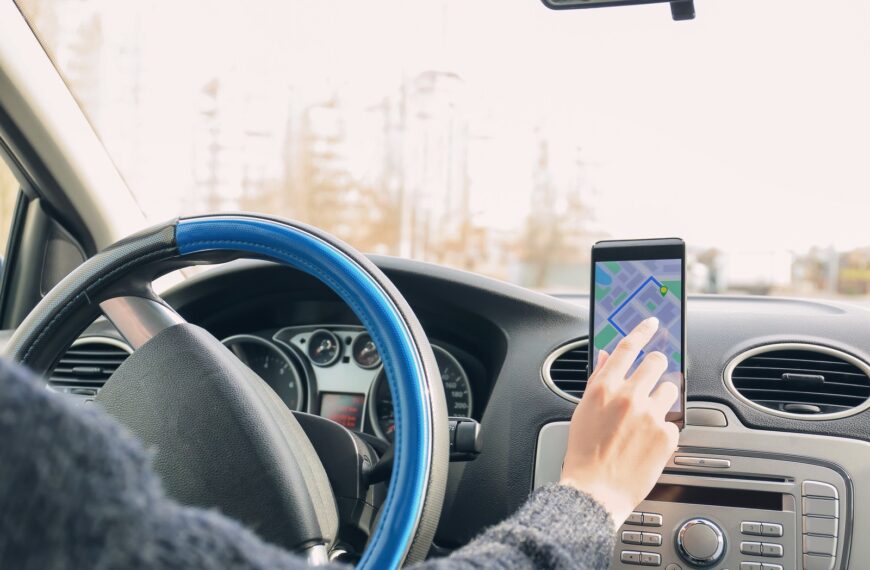 Jakie aplikacje mobilne warto mieć jako kierowca? TOP 10 pomocnych narzędzi.