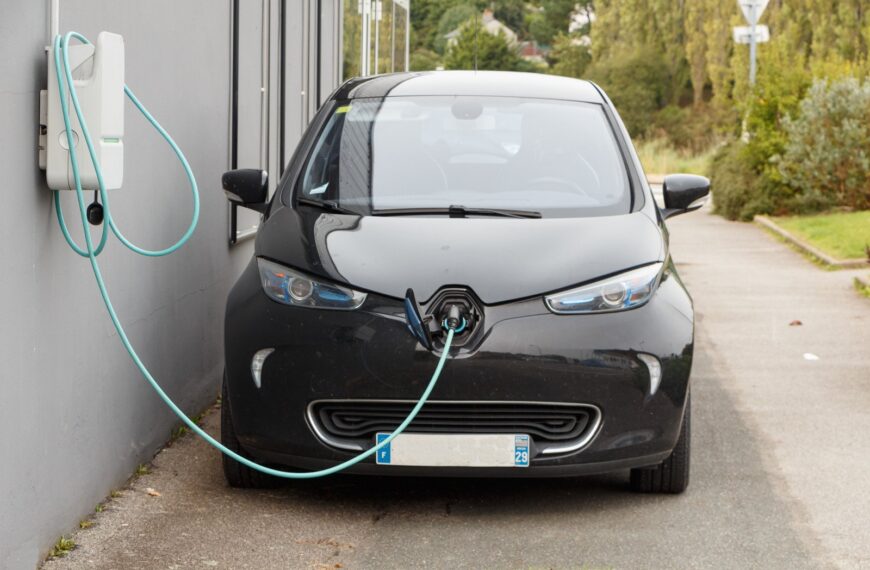 Czy warto inwestować w samochód elektryczny w Polsce? Analiza korzyści i ograniczeń.