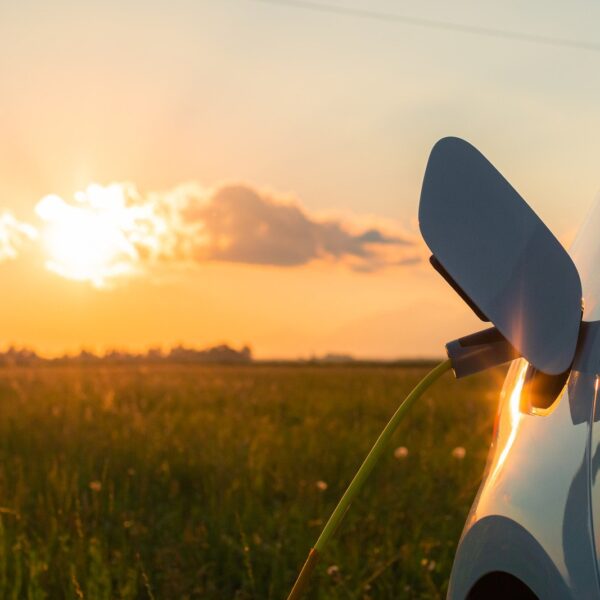 Hybrydy kontra hybrydy plug-in: Która technologia jest bardziej opłacalna?