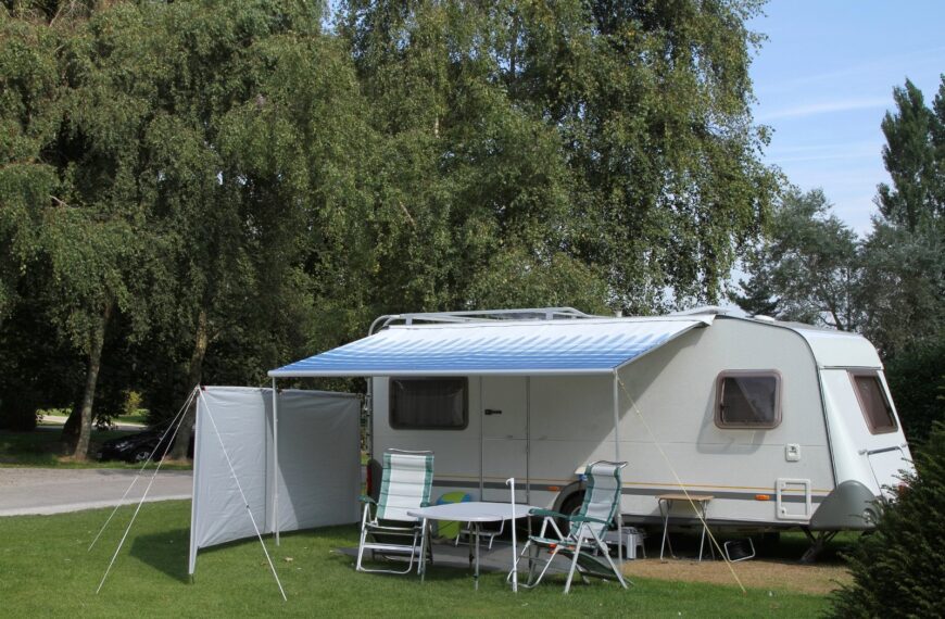 Poradnik dla fanów caravaningu: Jak przygotować samochód do holowania przyczepy campingowej?