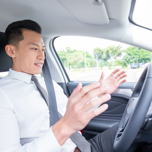 Nowoczesne systemy parkowania: Asystenci, kamery i technologie przyszłości.