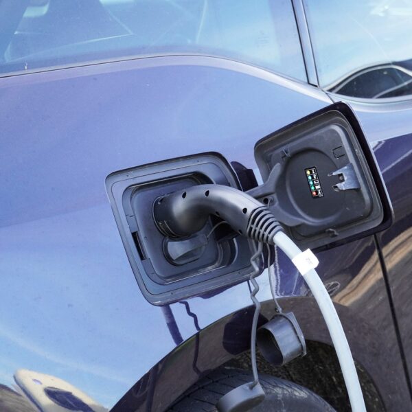 Elektromobilność w miastach: jak zmieniają się przestrzenie miejskie dla pojazdów elektrycznych?