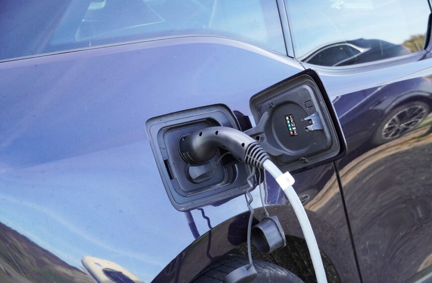 Elektromobilność w miastach: jak zmieniają się przestrzenie miejskie dla pojazdów elektrycznych?