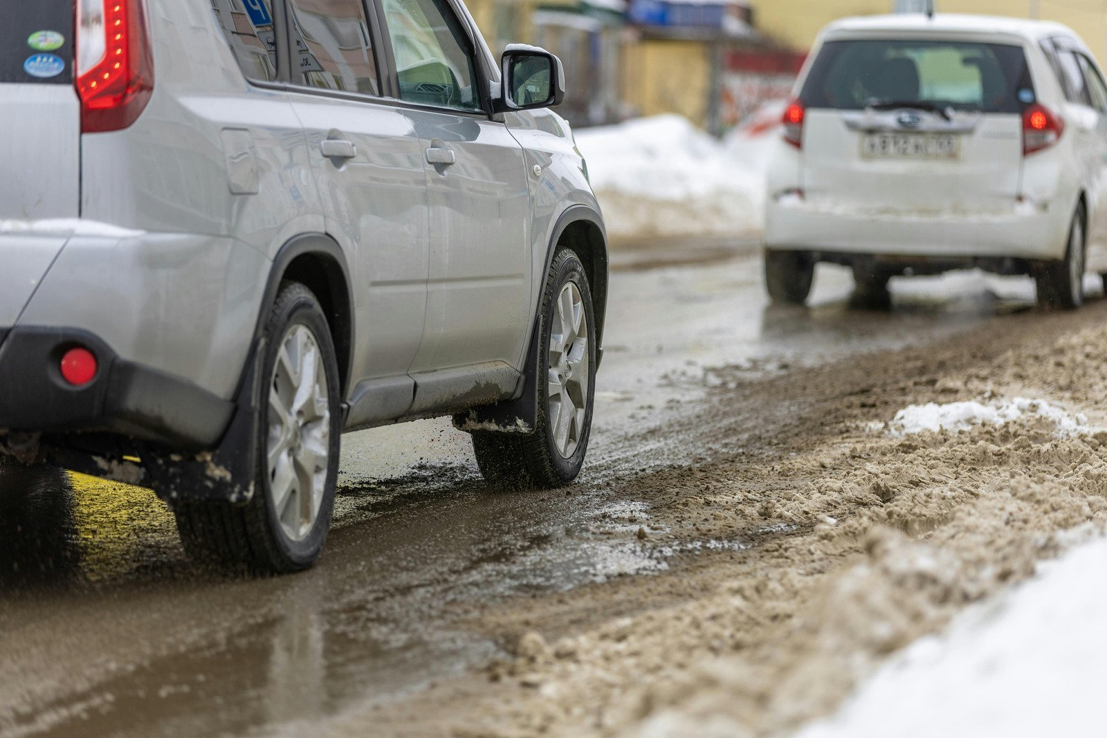 Jak przygotować samochód na zimowe warunki? Niezbędne kroki i porady.