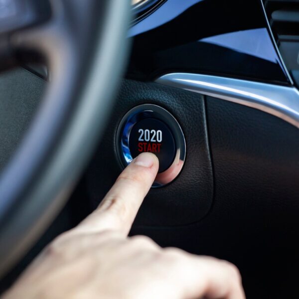 Jak działa system start-stop w nowoczesnych samochodach i czy warto go używać?