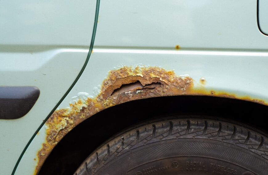 Jak zabezpieczyć samochód przed rdzą? Skuteczne metody ochrony karoserii.
