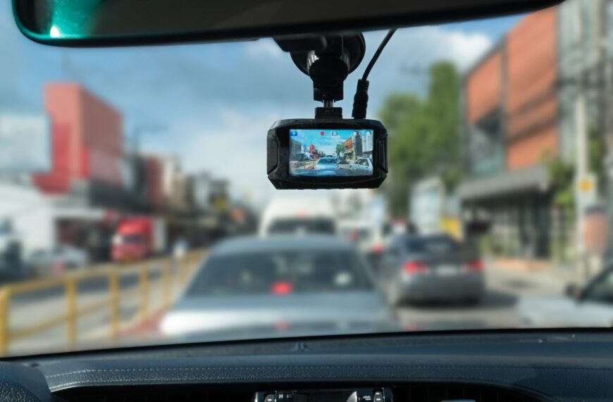 Etykieta jazdy na autostradzie: Dobre nawyki i zasady współdzielenia drogi.